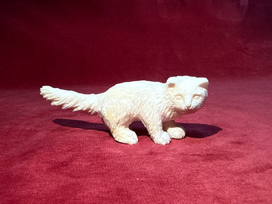 Petite figurine chat en os sculpté Signé Lechat