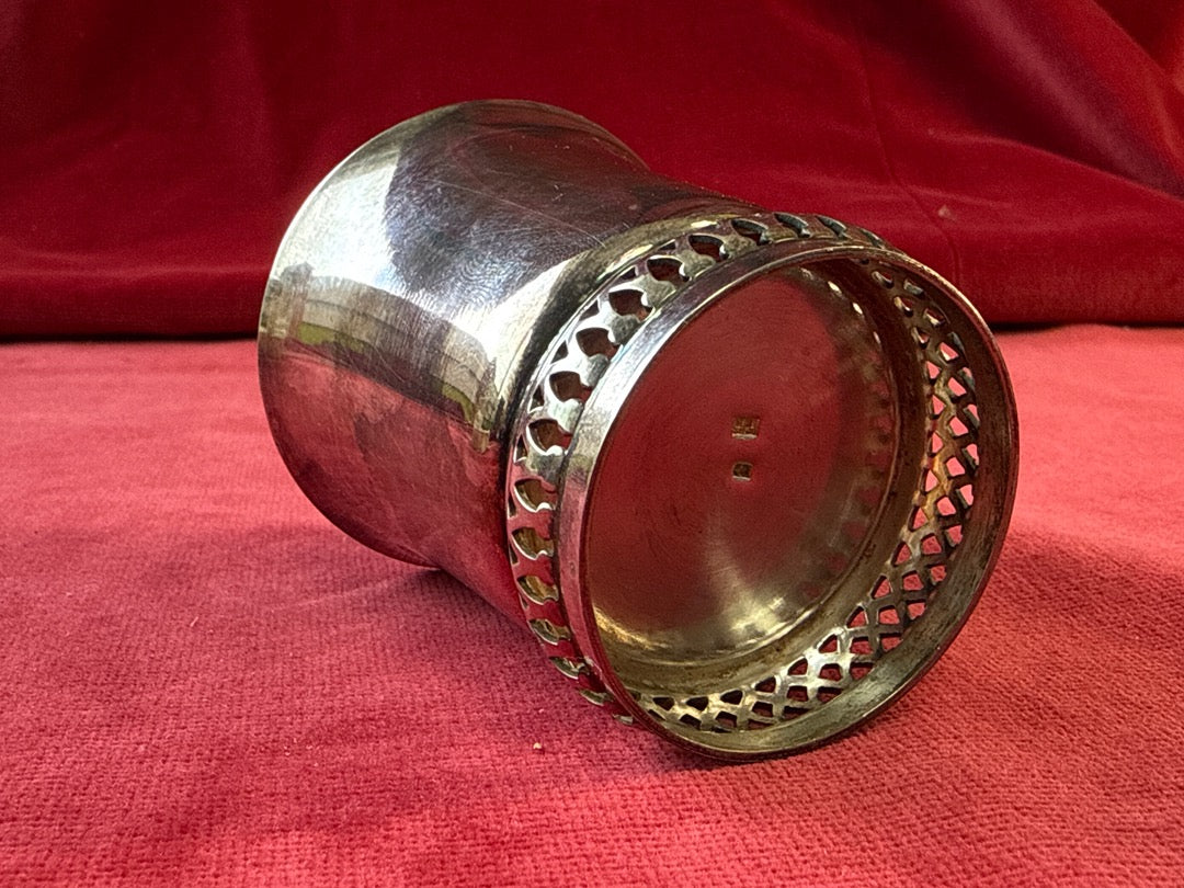Timbale en métal argenté sur pied ajouré, avec écrin