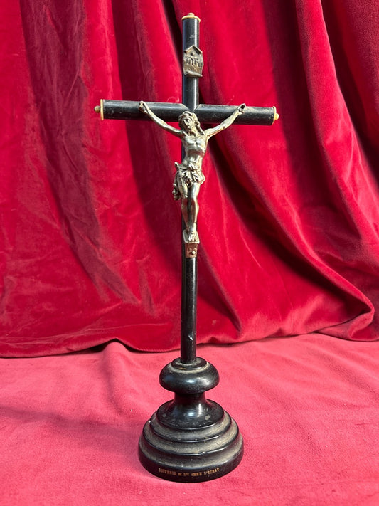 Crucifix sur socle en bois noirci et métal, souvenir de Sainte-Anne-d’Auray, 32 cm