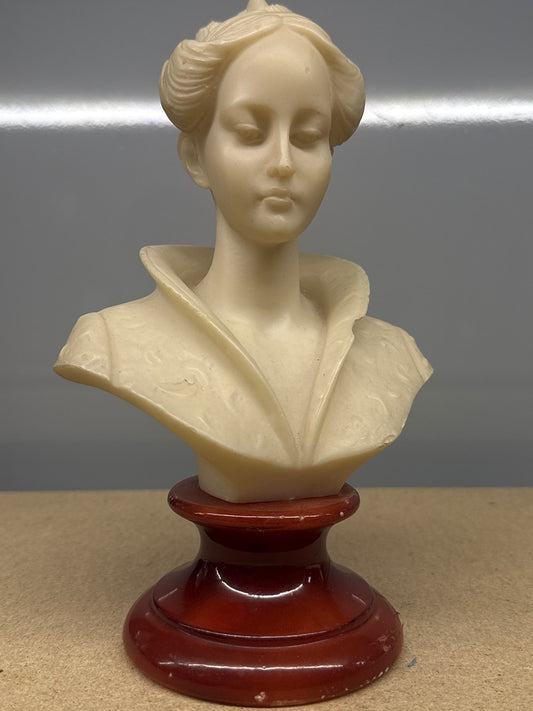 Buste de femme – albâtre ou pierre sculptée – Ornements – Vintage ivoire socle rouge