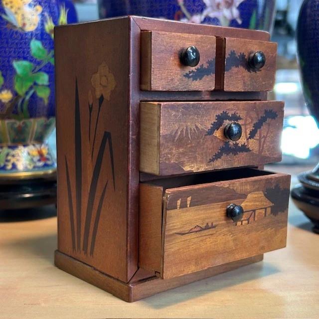 Cabinet Miniature Marqueterie bois Représentant le Mont Fugi