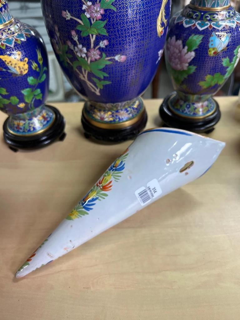Bouquetière vase cornet en faïence joueur de biniou