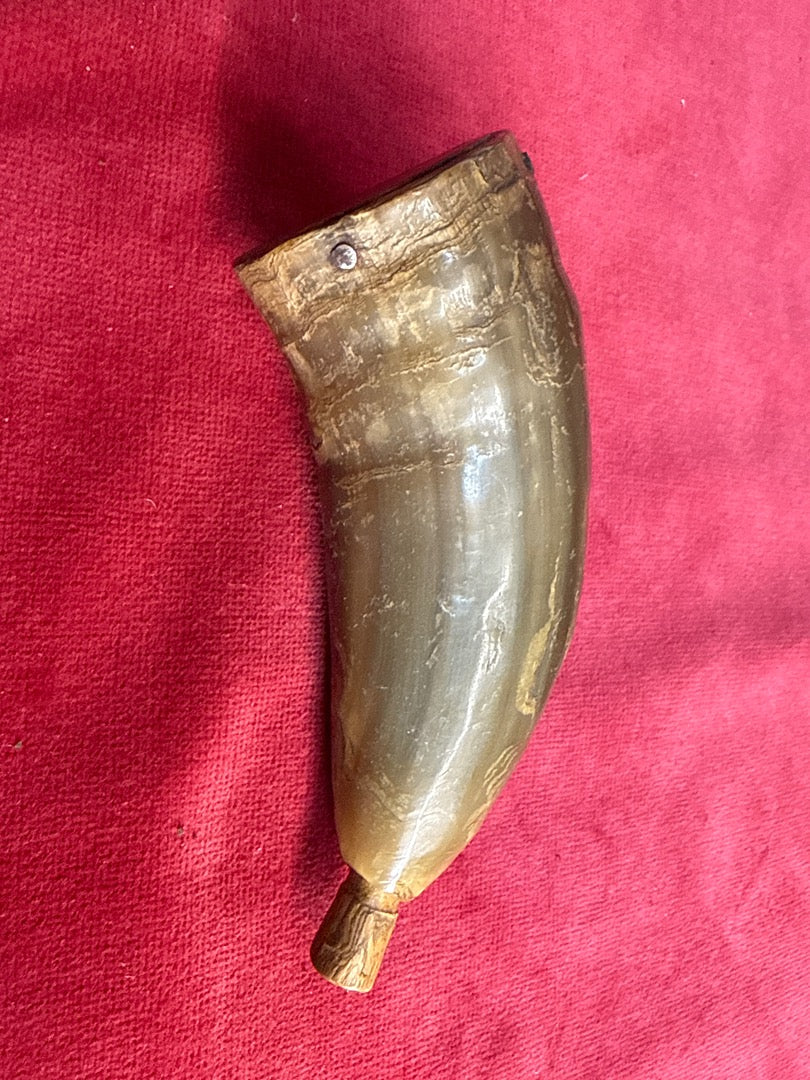 Poire à poudre ancienne en corne et bois
