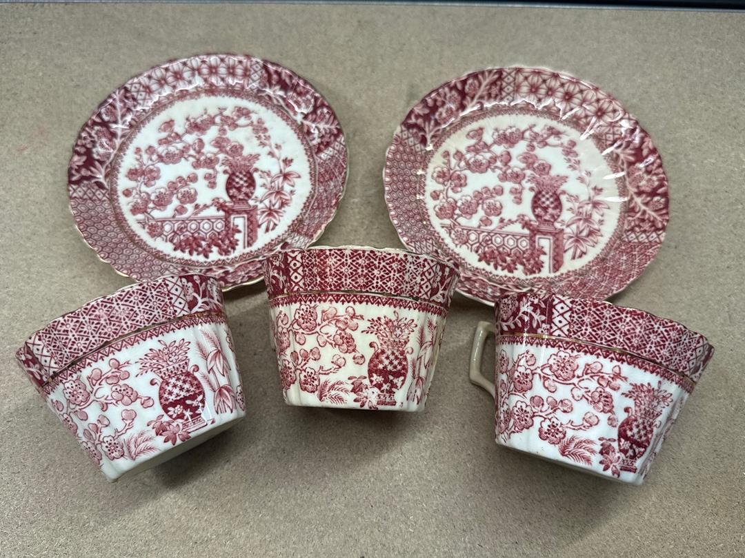 Lot De Tasses Et Soucoupes Staffordshire Vintage Bordeaux