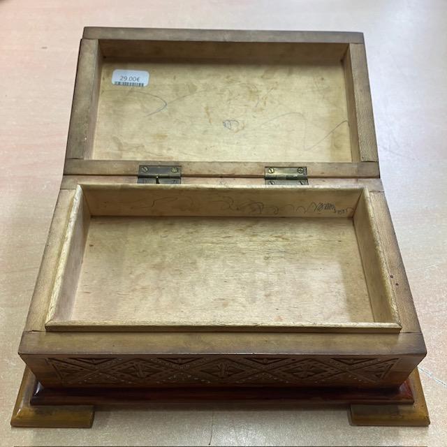 Boite A Musique, En Bois Décor Gravure Et Perles