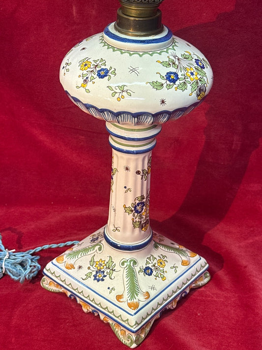 Lampe électrifiée en céramique à décor floral, cheminée en verre, environ 61 cm