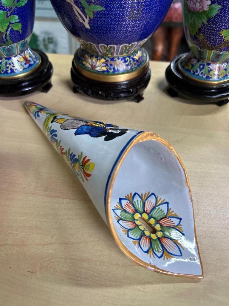 Bouquetière vase cornet en faïence joueur de biniou
