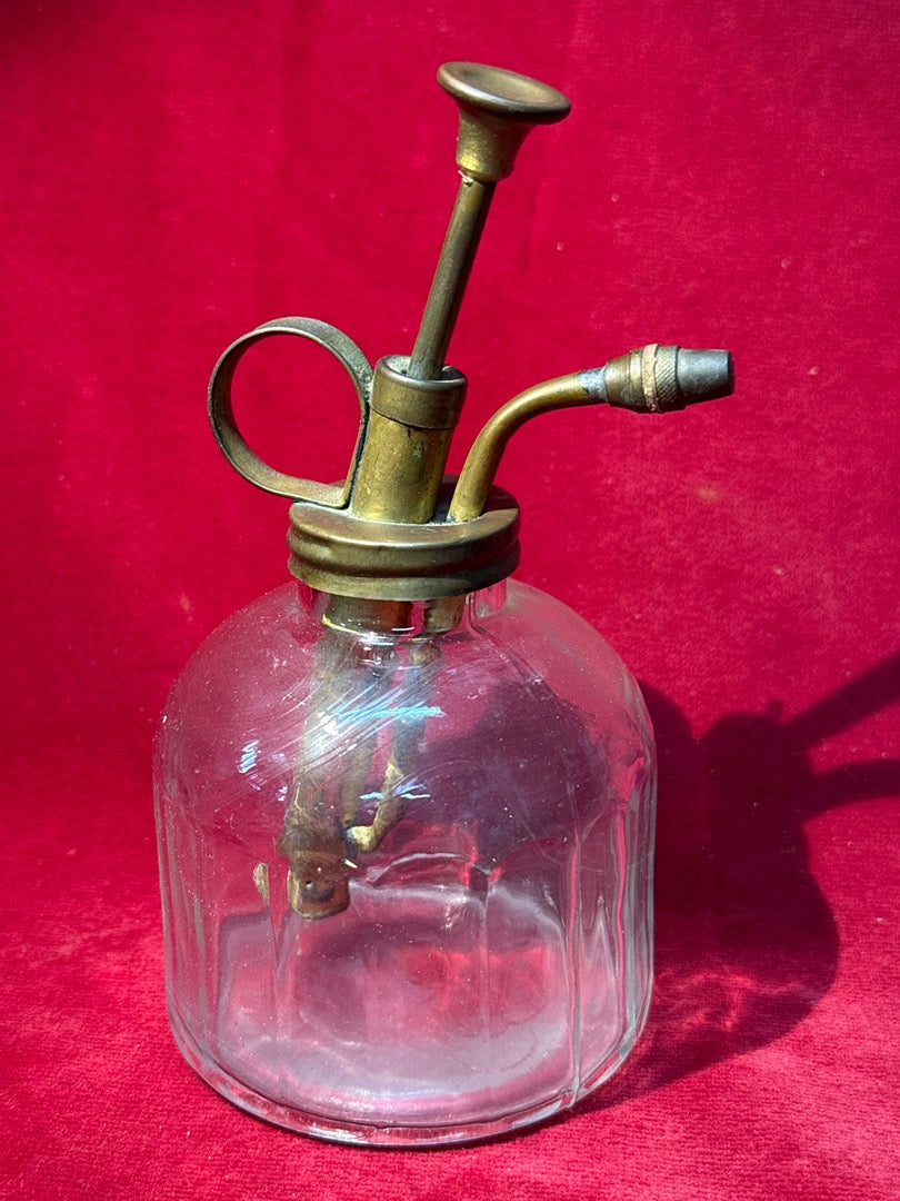 Vieux vaporisateur de plantes en verre et laiton