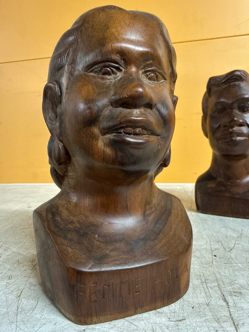 Sculpture Razaka Mahasoabe – Paire de bustes en bois 1949