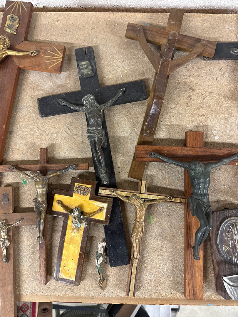 Crucifix ancien – Lot de crucifix et bénitiers