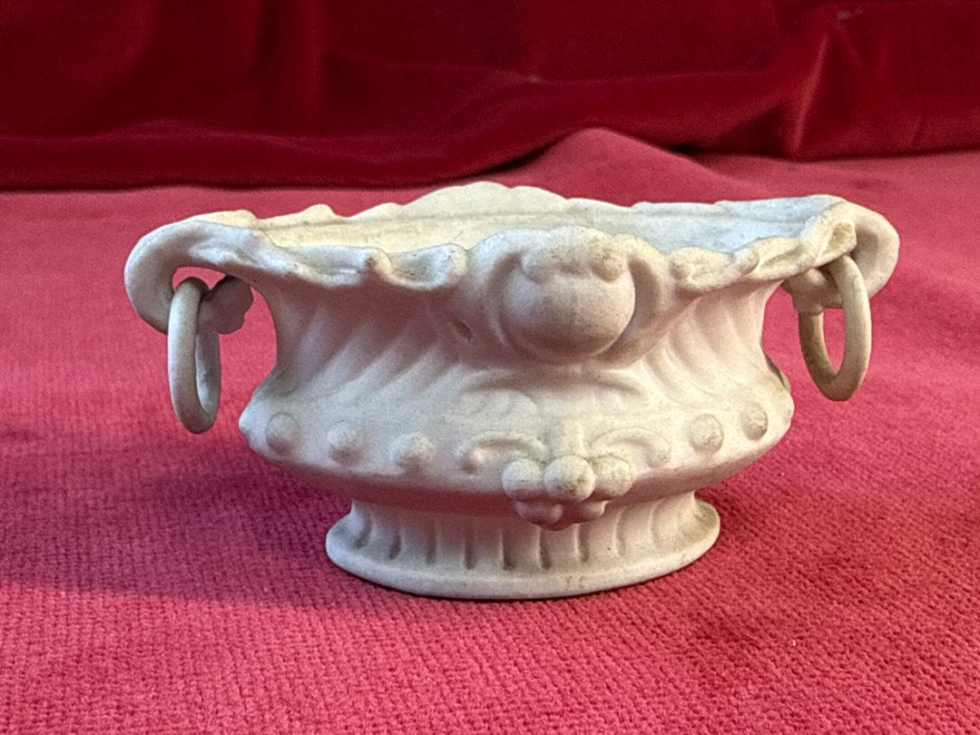 Cache-pot ovale en céramique blanche patinée, anneaux et décor en relief