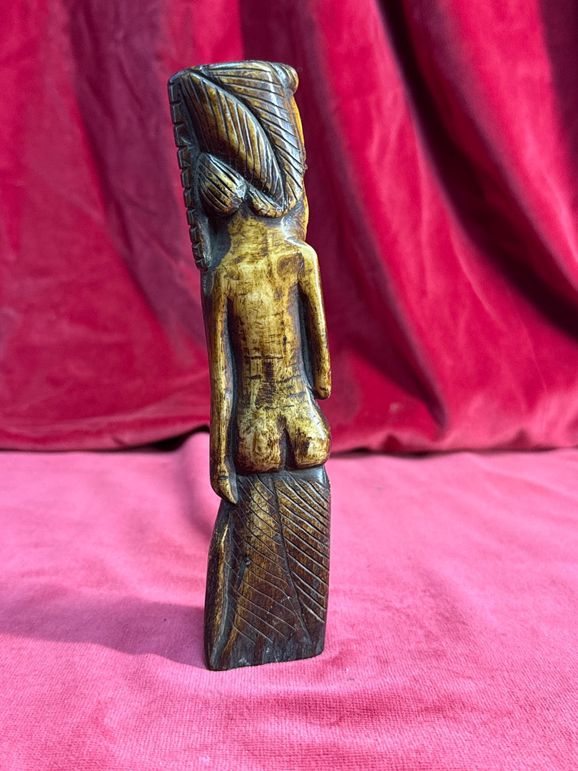 Statuette femme en corne sculptee artisanale