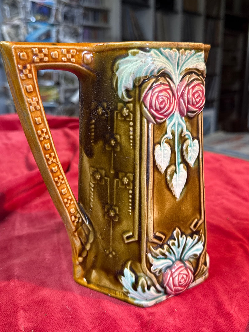 Pichet barbotine – Onnaing 776 – Vaisselle – Décor roses marron