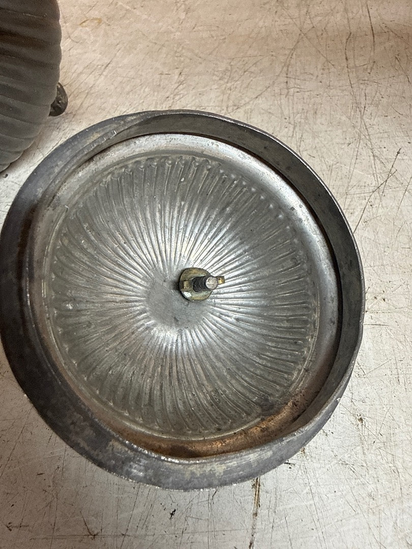 Pot en étain – Décoration – Ancien pot couvert godronné