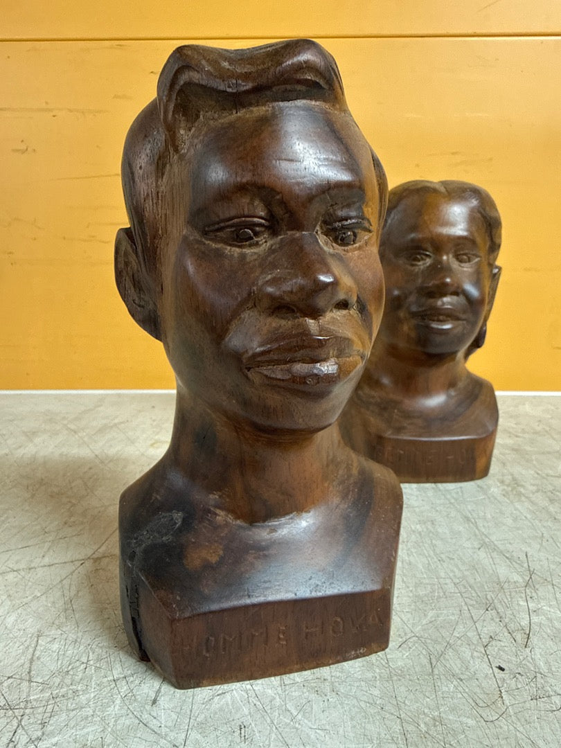 Sculpture Razaka Mahasoabe – Paire de bustes en bois 1949