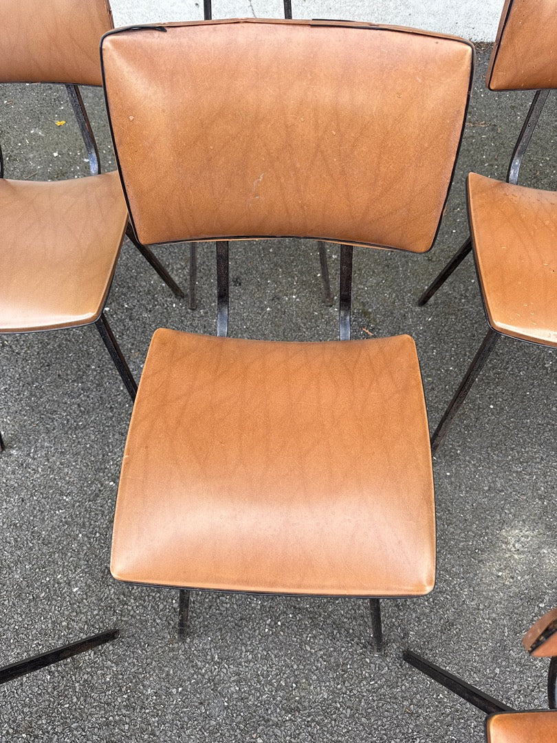 Lot de 8 chaises – Vintage – Mobilier – Skaï camel pieds métal