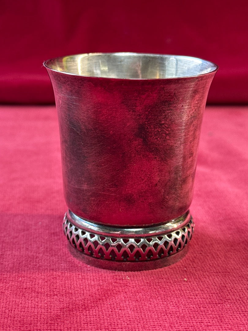 Timbale en métal argenté sur pied ajouré, avec écrin