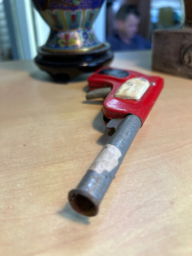 Pistolet En Tôle – Jouet Ancien – Collection – Métal Rouge