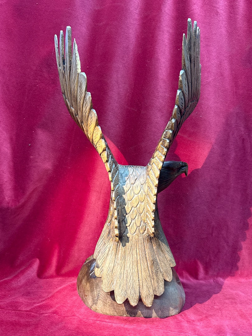 Grande statuette aigle en bois sculpté