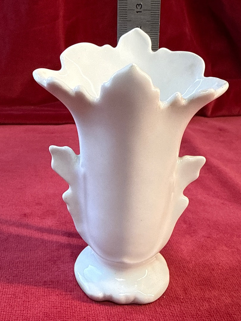 Petit vase en céramique blanche, col festonné et feuilles en relief