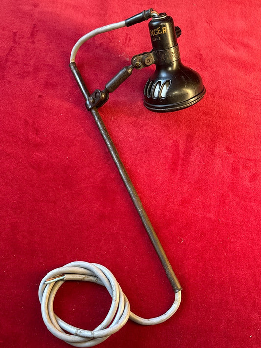 Lampe Singer SLF-3 noire orientable avec tige de fixation, à restaurer
