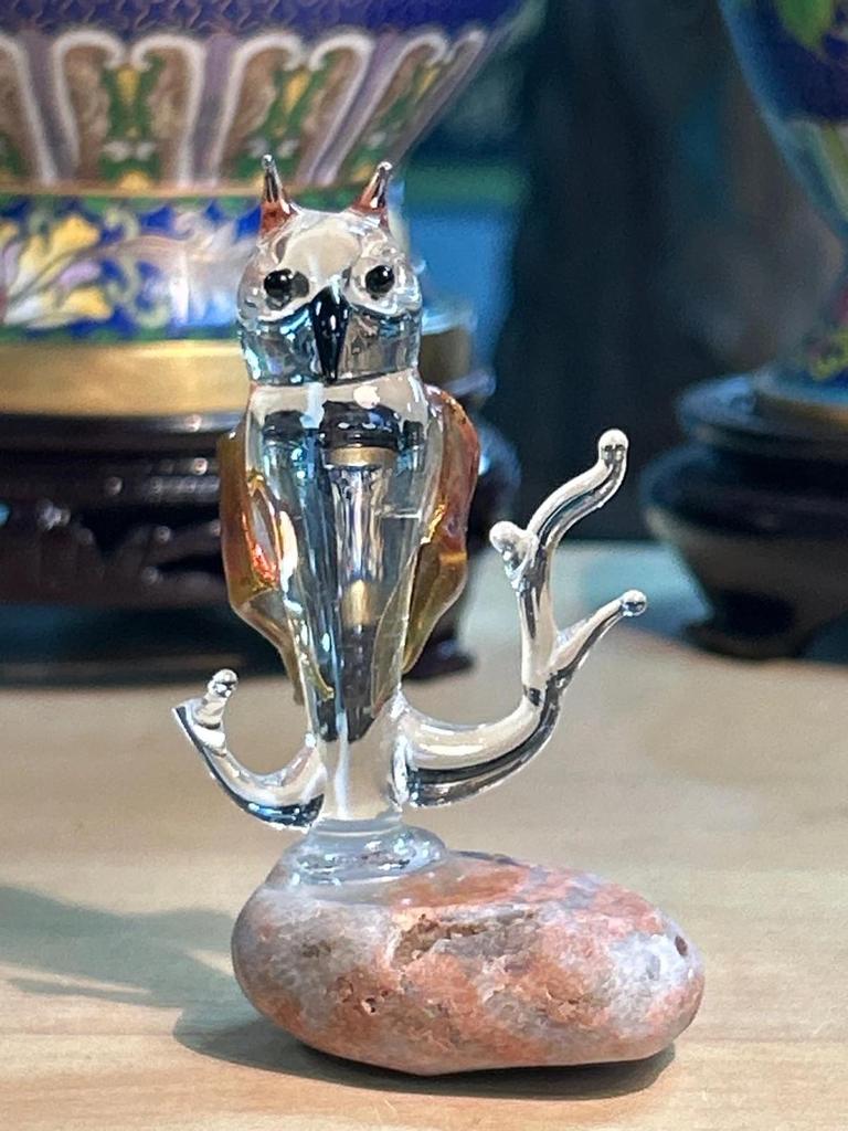 Statuette Chouette / Hibou en verre posé sur une pierre