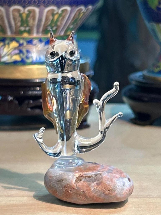 Statuette Chouette / Hibou en verre posé sur une pierre