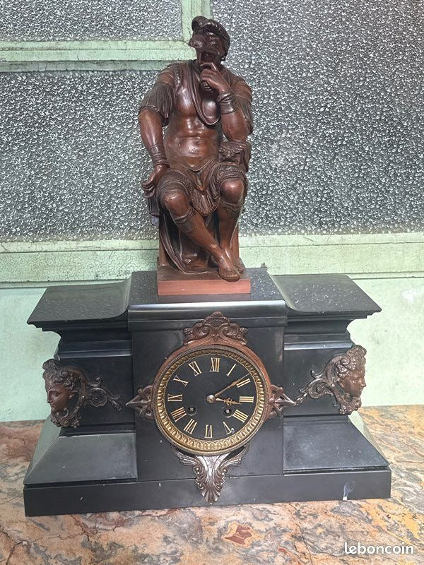 Pendule de cheminée – Marbre noir – Décoration – Statue guerrier