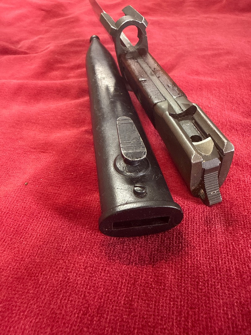 Baïonnette militaire – Arme blanche avec fourreau