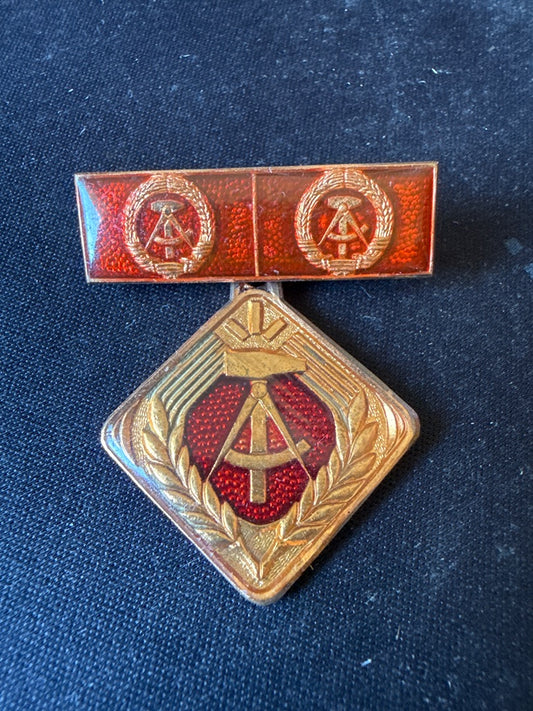 Médaille – Rda – Collection – Épingle Métal Doré Et Rouge