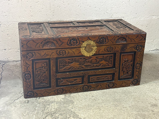 Coffre sculpté – Malle en bois