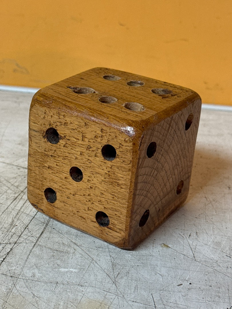 Objet décoratif – Dé en bois ancien