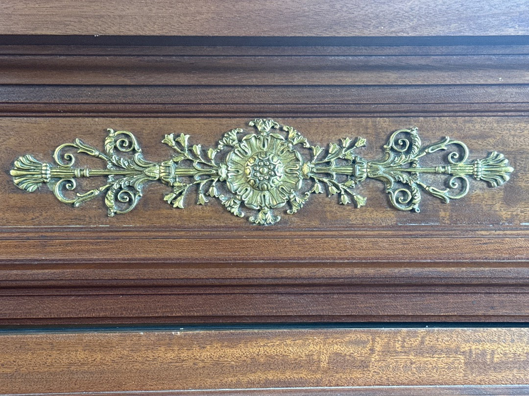 Bibliothèque ancienne en bois avec ornements en bronze