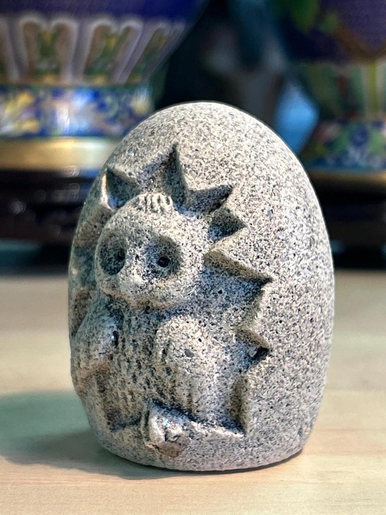 Statuette sculpté Chouette / Hibou en pierre dans un oeuf