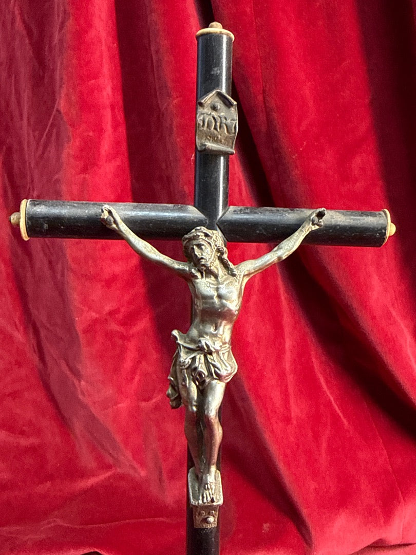 Crucifix ancien Souvenir de Sainte Anne d'auray en bois et métal