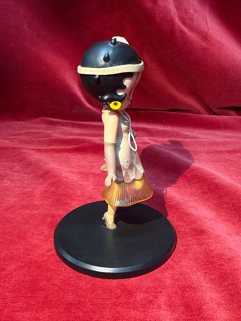 Figurine Betty Boop charleston robe beige socle noir