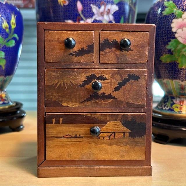Cabinet Miniature Marqueterie bois Représentant le Mont Fugi