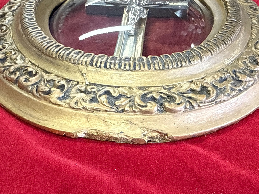 Cadre crucifix – Ornements – Cadre médaillon ancien doré