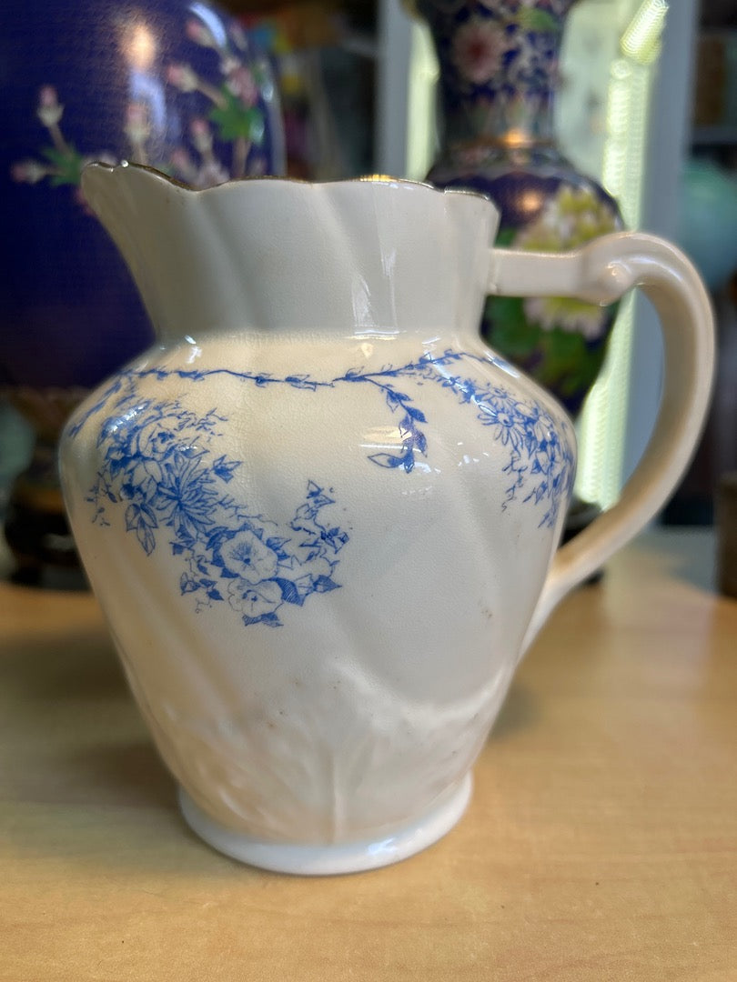 Pichet Staffordshire blanc à fleurs bleues