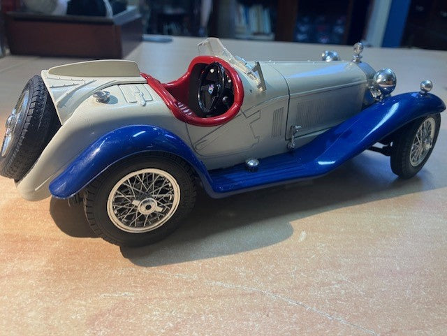 Voiture Collection Alfa Romeo 2300 Spider 1/18 Burago
