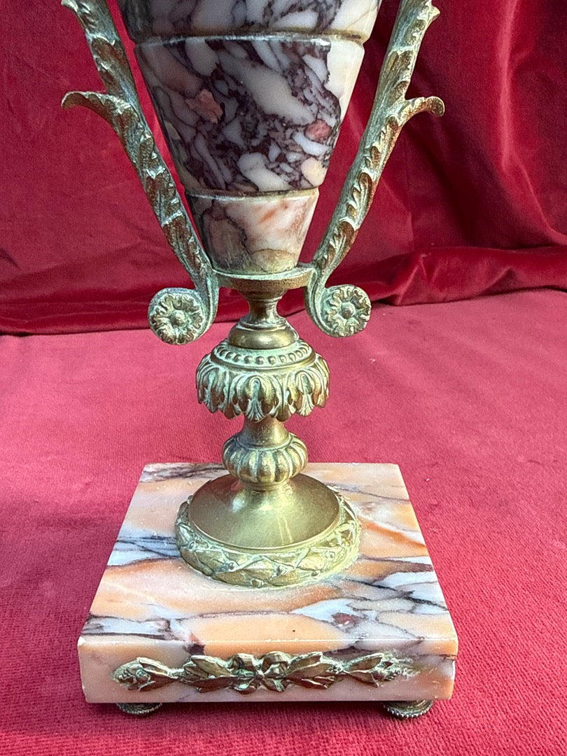 Paire de cassolettes décoratives en marbre veiné et métal doré