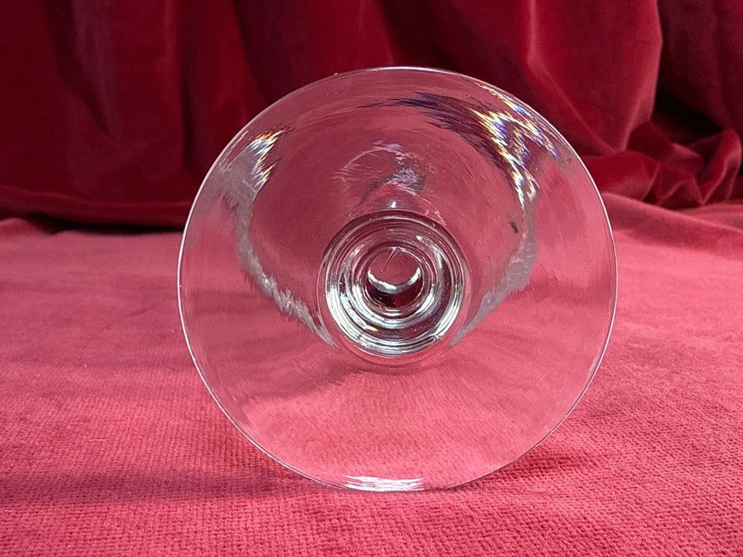 Verre à pied gravé, monogramme M et décor de baies et fleurs