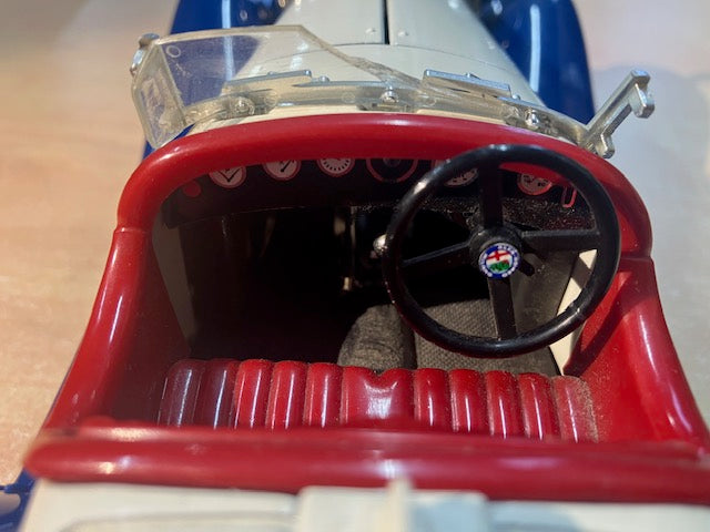 Voiture Collection Alfa Romeo 2300 Spider 1/18 Burago