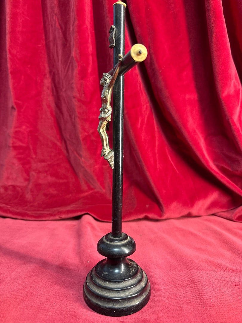 Crucifix ancien Souvenir de Sainte Anne d'auray en bois et métal