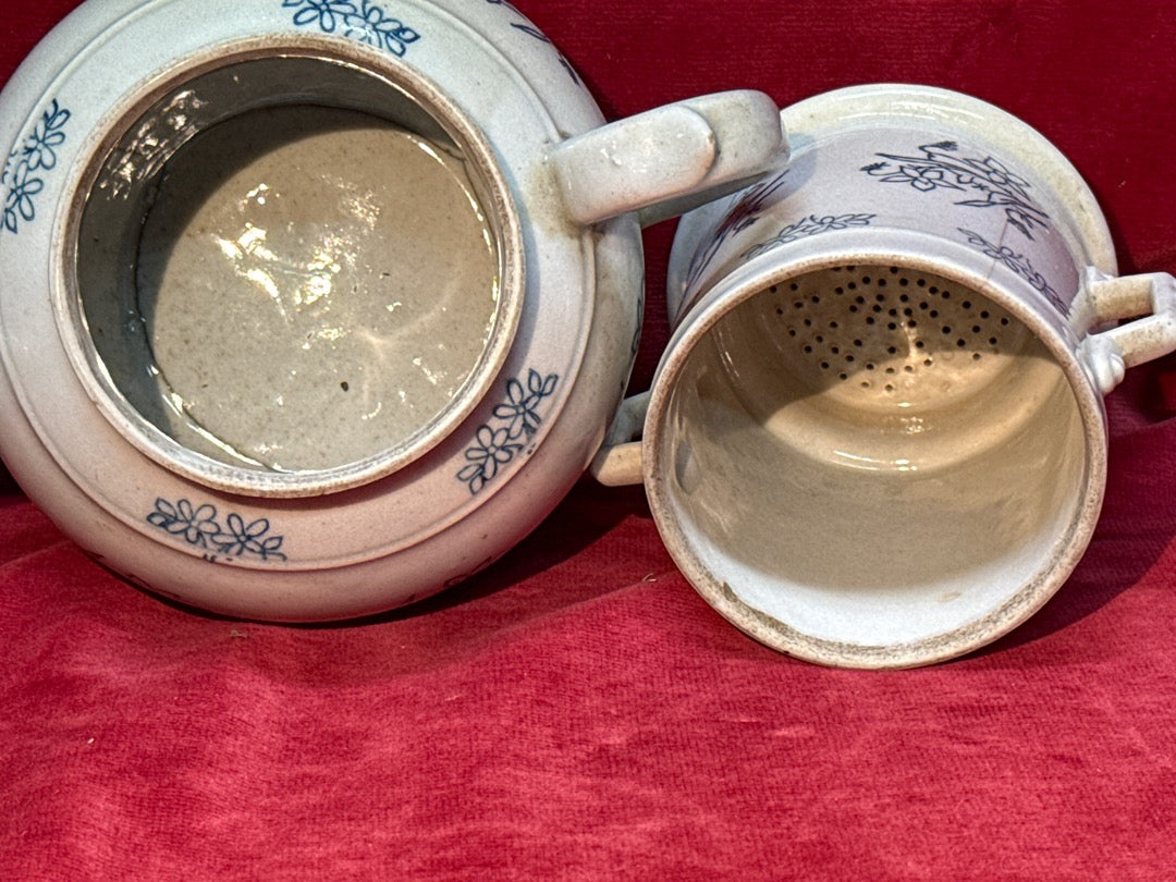 Ancienne cafetiere filtre en ceramique decors bleus