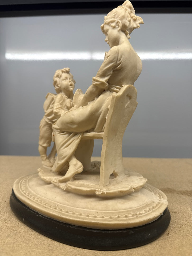 Statuette – Ornements – Femme et enfant lecture vintage