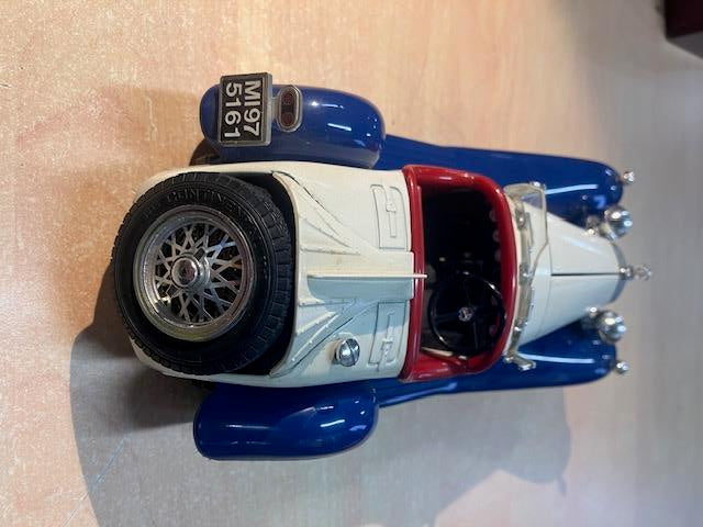 Voiture Collection Alfa Romeo 2300 Spider 1/18 Burago