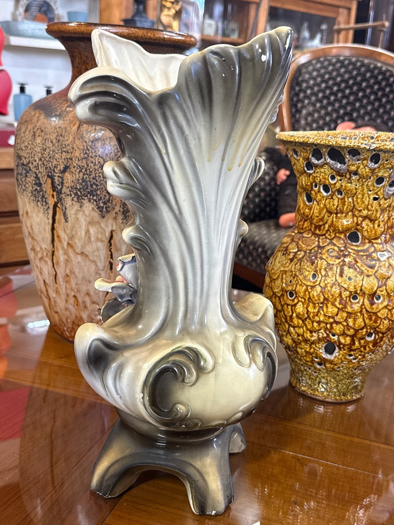 Vase – Capodimonte – Ornements – Barbotine grise rose