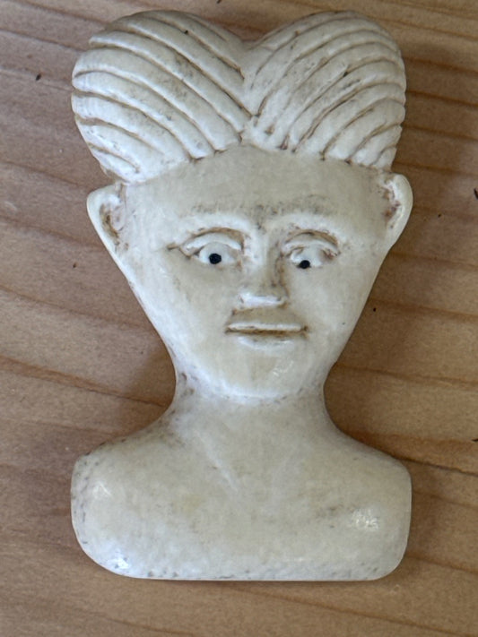 Pendentif buste – Artisanal – Bijoux – Os sculpté