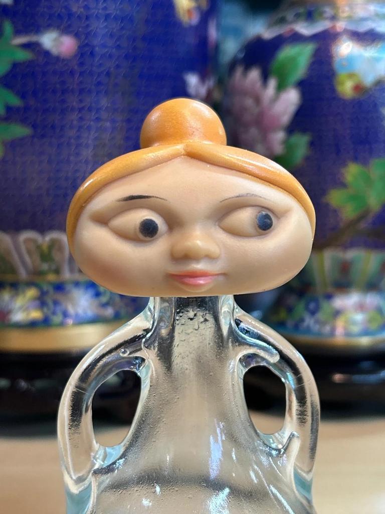 Petite bouteille en verre avec tête de femme